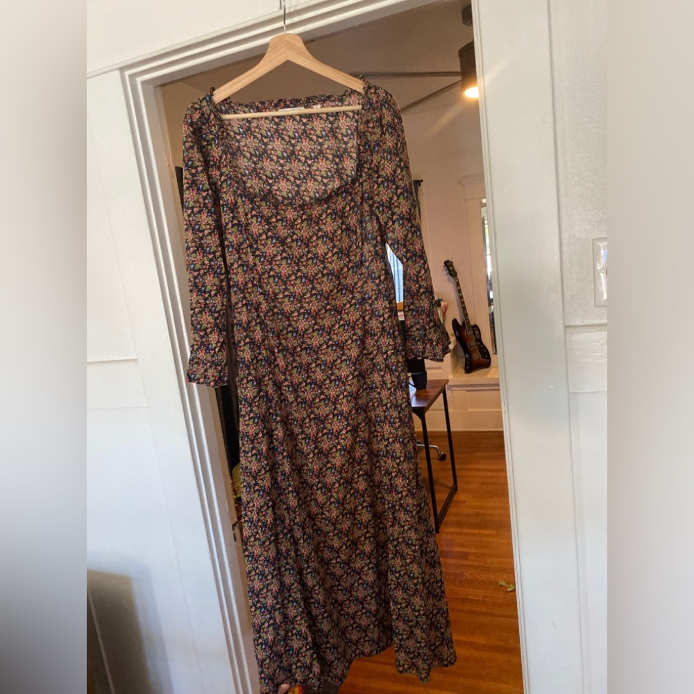 Doen Floral Square-Neck Maxi Dress in Burgundy and Cream - Picture 3 of 9
